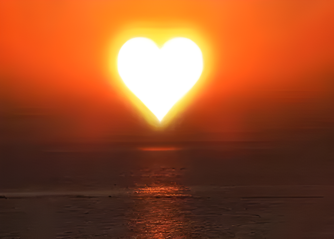 Herzförmige Sonne über ruhigem Meer bei Sonnenuntergang mit orange-rotem Himmel. Herzförmige Sonne über ruhigem Meer bei Sonnenuntergang mit orange-rotem Himmel.