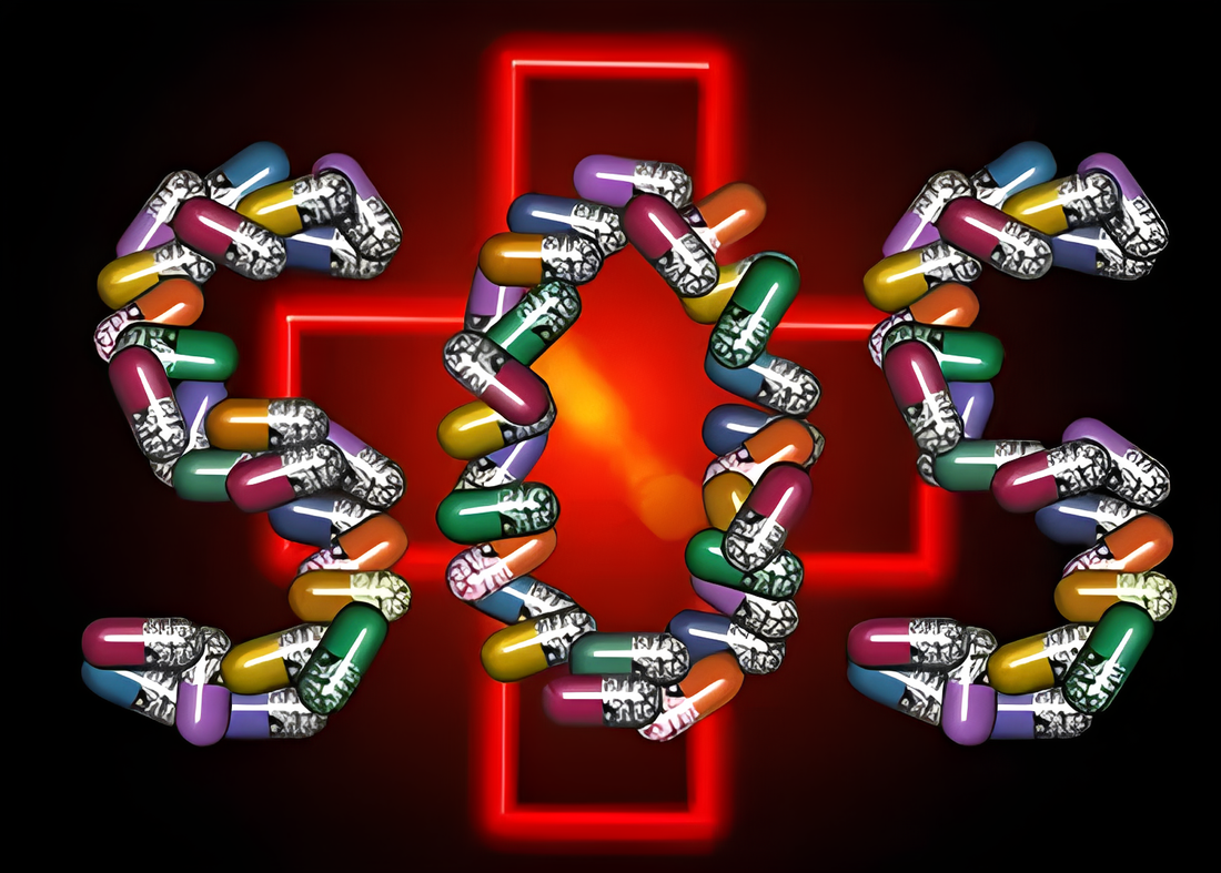 Rotes Kreuz im Hintergrund, davor die Buchstaben ‚SOS‘ aus bunten Kapseln geformt. Rotes Kreuz im Hintergrund, davor die Buchstaben 'SOS' aus bunten Kapseln geformt.